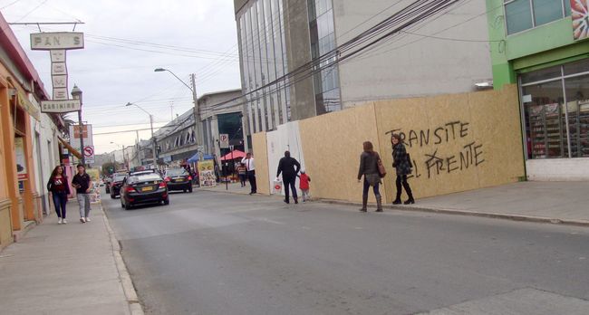 Transeúntes reclaman por obra que interrumpe paso por la acera