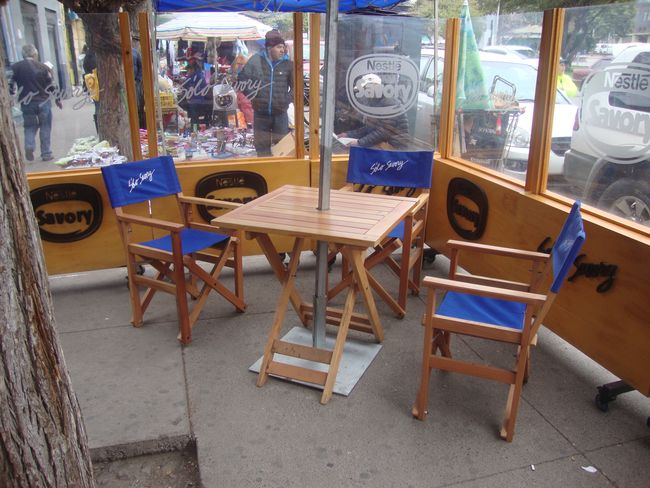 Ladrón huyó con sillas de terraza de pequeño local de la Alameda