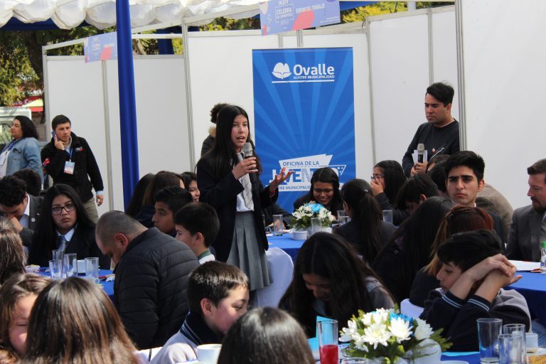 Jóvenes ovallinos participaron en desayuno público para celebrar su día