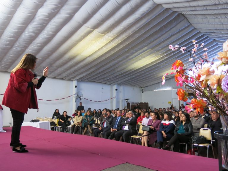Pilar Sordo impartió charla para padres y apoderados en la Escuela Helene Lang