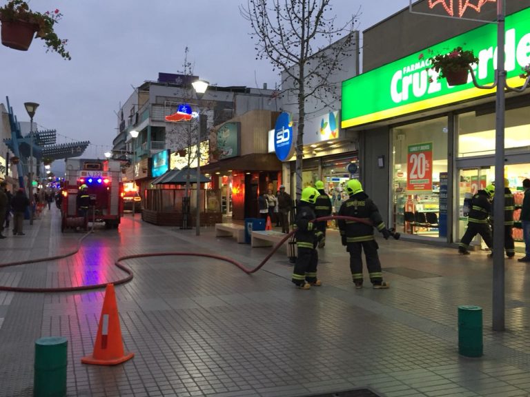 Bomberos acude a fuga de gas en farmacia de paseo peatonal