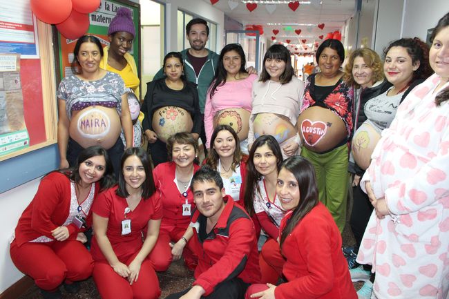 Matronas celebraron su día pintando vientres de madres embarazadas