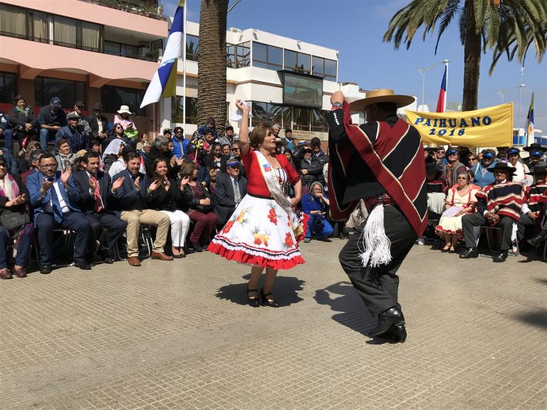 Adultos mayores se lucen en esquinazo inaugural en Campeonato Regional de Cueca