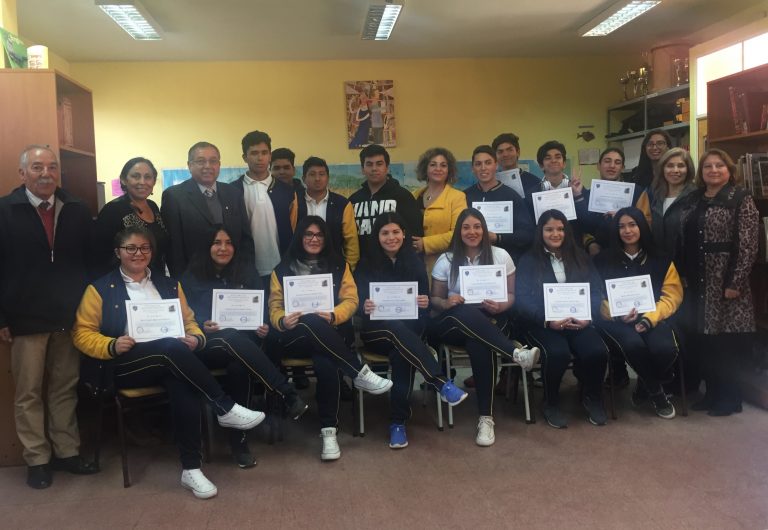 Liceo Raúl Silva Henríquez destaca a sus mejores estudiantes