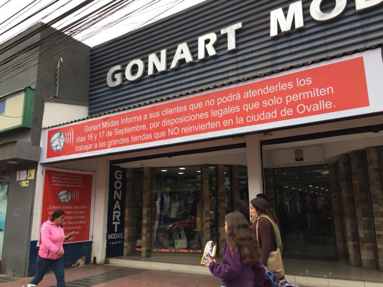 Tienda ovallina realiza sus descargos en el frontis de local frente a normativas laborales