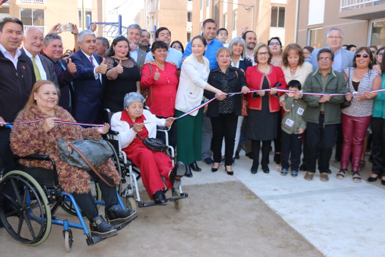 Familias limarinas reciben llaves de casa propia en Ovalle