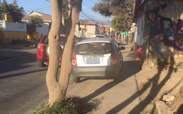 Lector reclama mayor fiscalización de autos mal estacionados