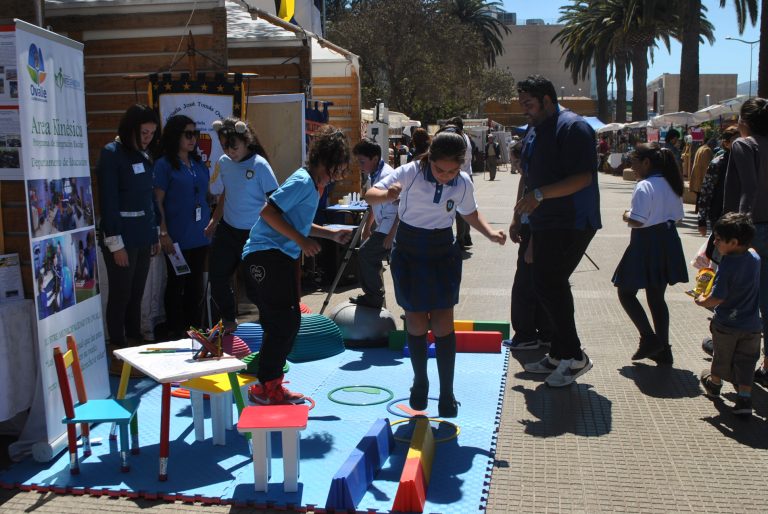 Estudiantes municipales exhiben a la comunidad el resultado de sus talleres y actividades escolares