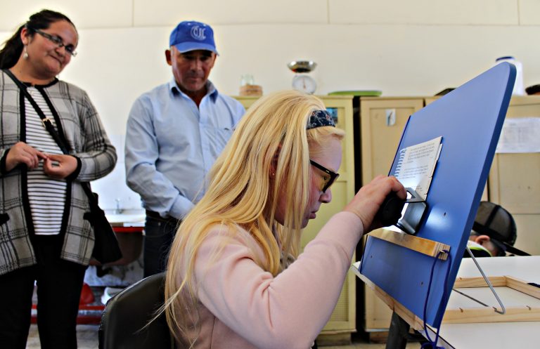 Estudiantes con baja visión fueron beneficiados con equipamiento especial