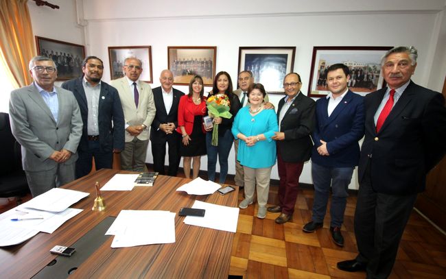 Escritora ovallina Patricia Badilla recibe un reconocimiento del Consejo Regional