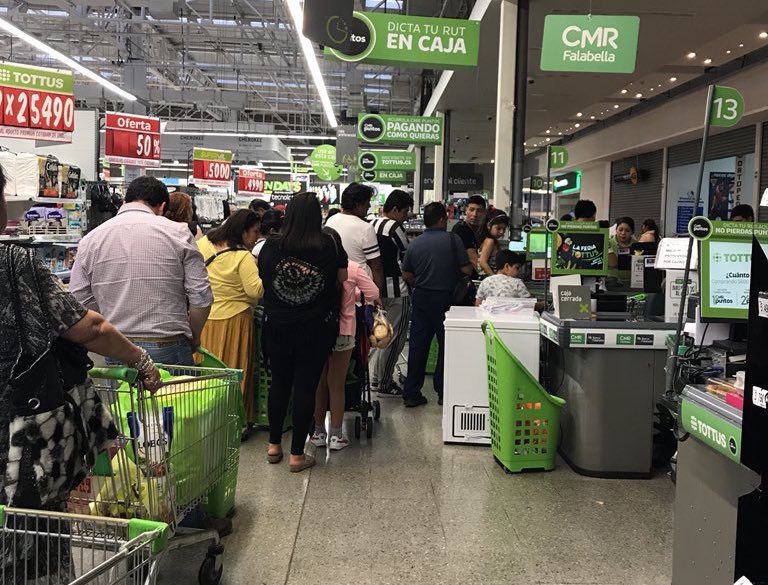 Tuitera ovallina en picada contra supermercado del mall: denuncia pocas cajas disponibles para pagar
