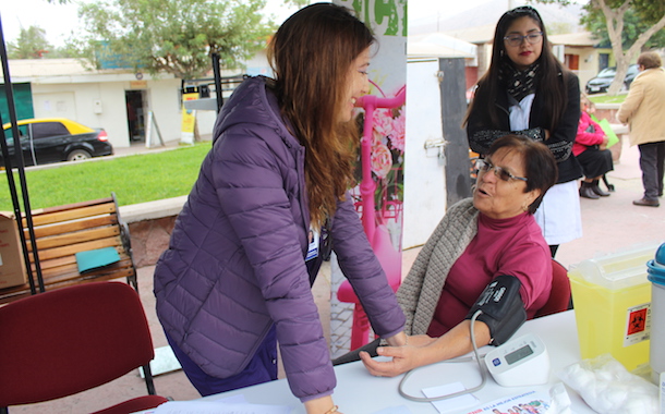 Adultos Mayores de Monte Patria se informan sobre programas en Feria de la Salud