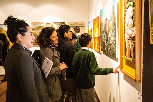 Estudiantes de Vicuña dialogan con pintores ovallinos en inauguración de exposición “Pinceles del Limarí”