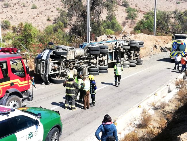 Camión de transporte de minerales vuelca en ruta a Planta Delta