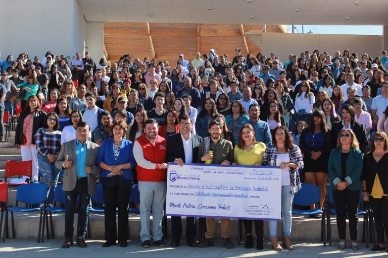 326 becas al esfuerzo y mérito académico  fueron entregadas en Monte Patria