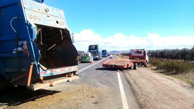 Peligroso desnivel entre la calzada y la berma causa volcamiento de camión