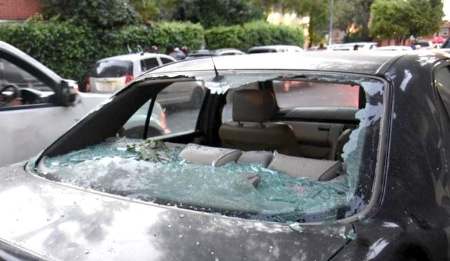 Le dio un arrebato de locura y quebró parabrisas de cuatro vehículos