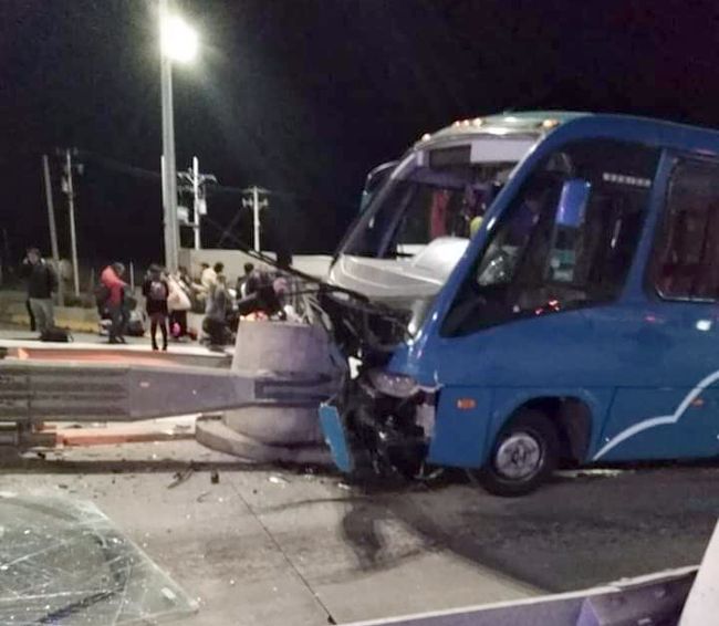 Bus con pasajeros choca contra barrera de Peaje de ruta D- 43 : 20 lesionados