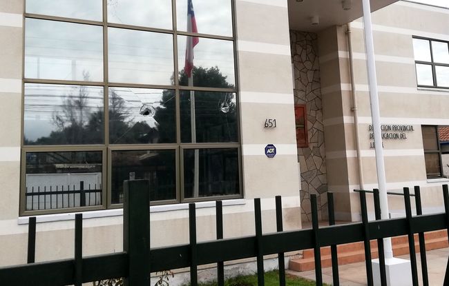 Investigarán responsabilidad de joven en rotura de ventanales de edificio de Educación