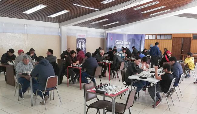 Ajedrez: visitantes pusieron en jaque a maestros ovallinos