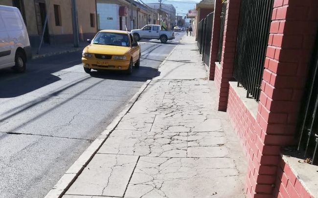 Transeúnte no se explica el deterioro de acera en calle Libertad