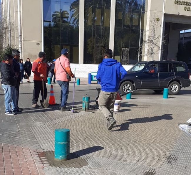 En tiempo récord ponen en su lugar bolardos de la Plaza