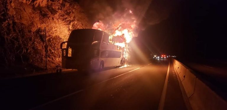Dos incendios afectan al Limarí: Un bus que transportaba personas migrantes y otro en David Perry.
