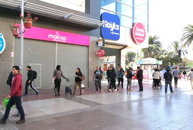 Delincuentes huyen con millonario botín desde céntrica perfumería de Ovalle