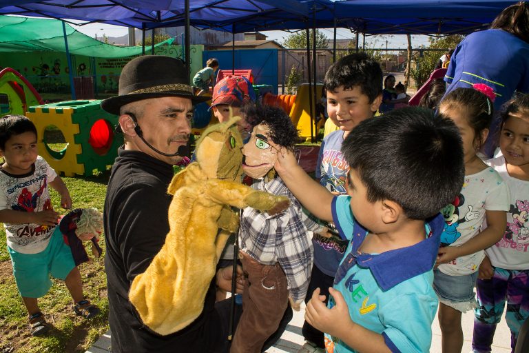 Con Libros y alegrías llegan los títeres al Jardín Infantil Campanita de Peter Pan en la población Media Hacienda Ovalle