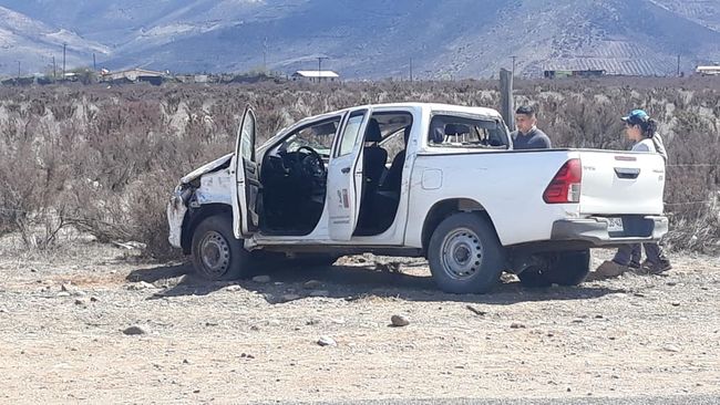 Camioneta vuelca en ruta a Rio Hurtado: una persona lesionada
