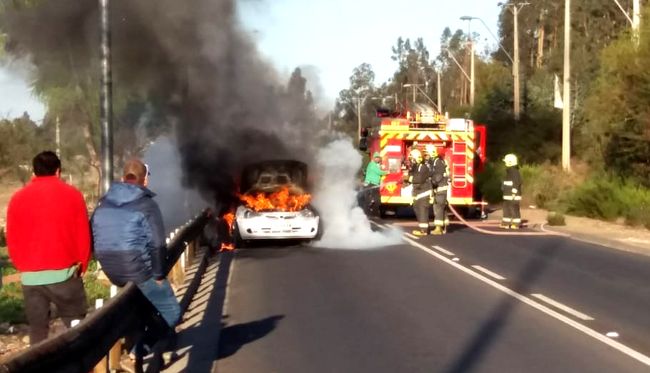 Incendio causa daños de consideración en automóvil en la avenida Costanera