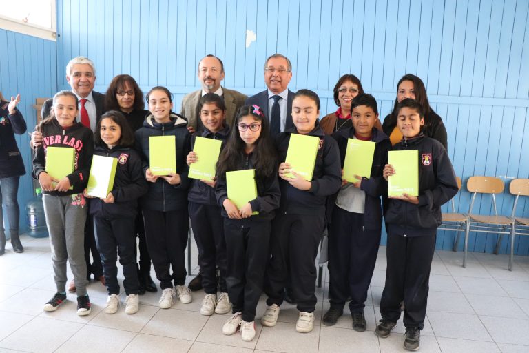 Estudiantes reciben tablets por su buen rendimiento