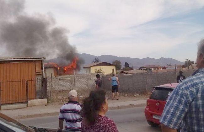 Bomberos trabajan en incendio de vivienda en la población San Josè de La Dehesa