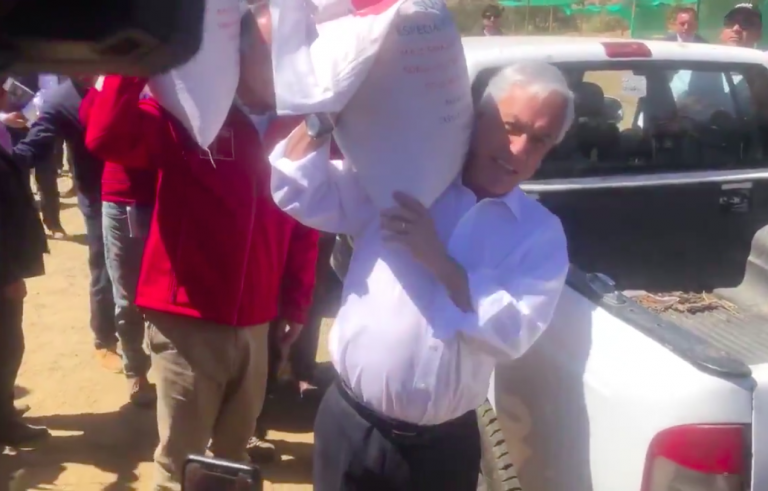 Con el Presidente y las autoridades cargando sacos se inició segunda entrega de ayuda a crianceros de Punitaqui