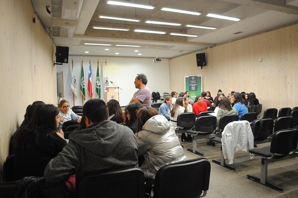 Estudiantes reflexionan sobre su futuro quehacer profesional en medio de la crisis social