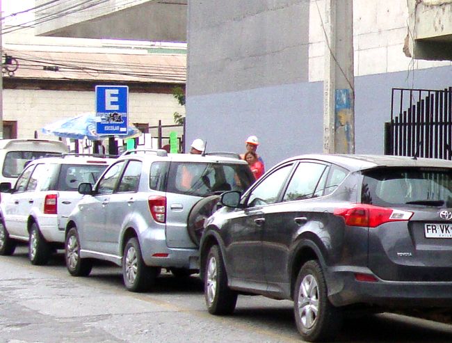 Estacionamientos para furgones escolares ocupados por vehículos particulares