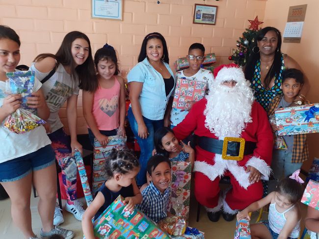 Familias de inmigrantes festejan la Navidad lejos de sus hogares