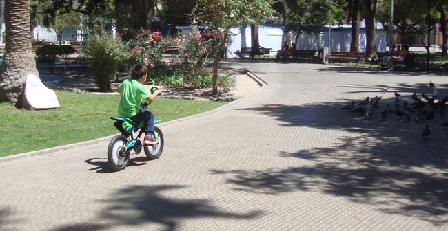 Niños salieron a la plaza a disfrutar de sus nuevos juguetes, pero…