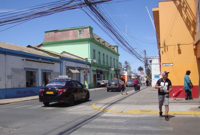 Mujer golpea a muchacha en el rostro con una manopla para robar su celular