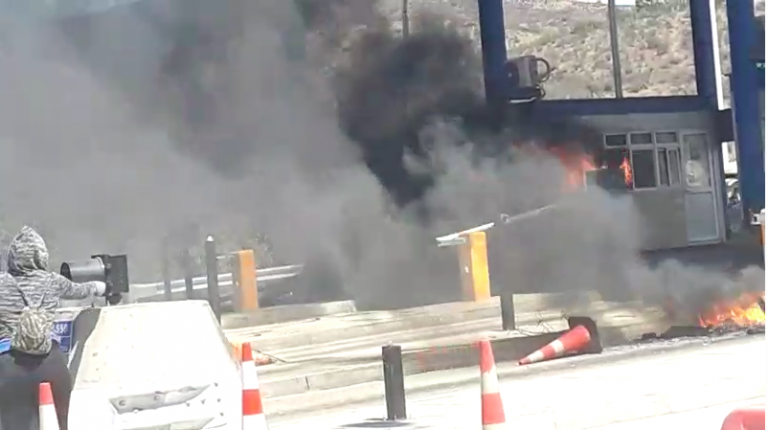 Manifestantes atacan e  incendian Peaje de la ruta D-43
