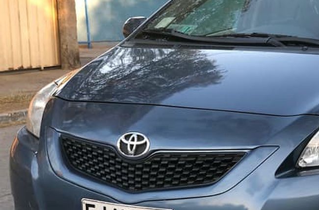 Automovilistas denuncian reiterados robos de logos de sus vehículos en David Perry