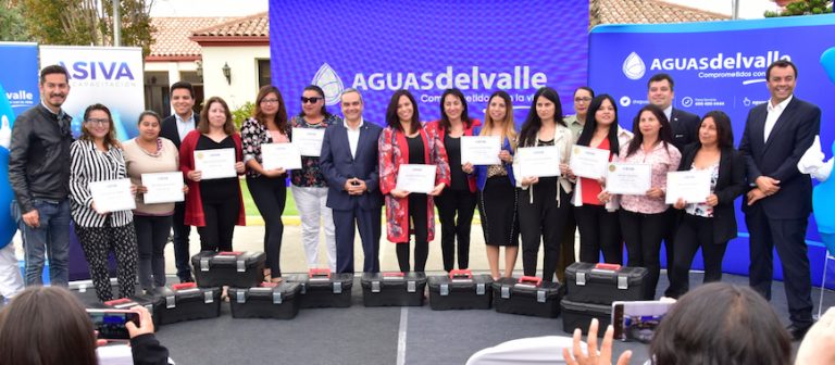 Aguas del Valle certifica a 13 mujeres en conocimientos de gasfitería