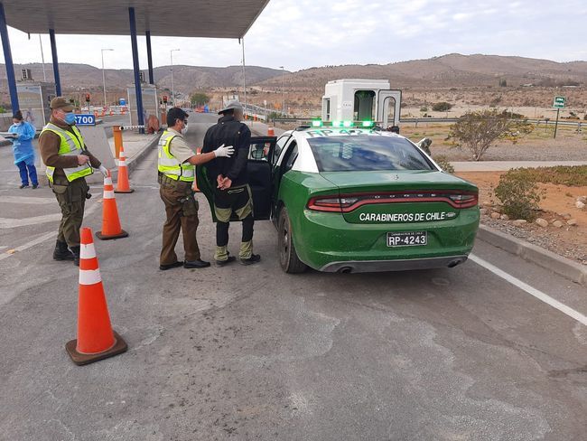 En control sanitario detienen a pareja que llevaba el maletero cargado con cigarrillos y medicamentos