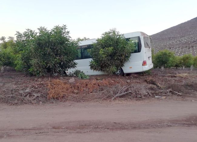 Microbus con trabajadores sufre accidente al interior de fundo en Ovalle
