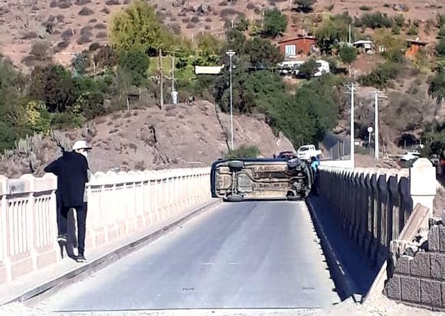 Insólito: automóvil vuelca en el Puente Fiscal de Ovalle