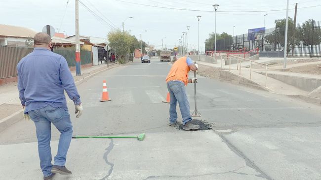Pulgar arriba: Con sistema de asfalto en frío reparan baches en calles de Ovalle
