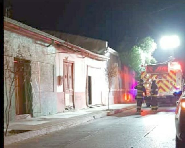 Colchón en llamas alertó anoche a bomberos