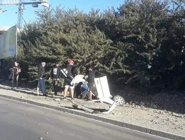 Automóvil vuelca en peligroso tramo de la avenida Costanera
