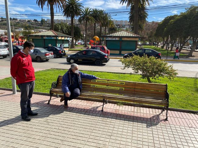 Para que entiendan los porfiados: instalan señaléticas de distanciamiento social en bancas de paseos públicos