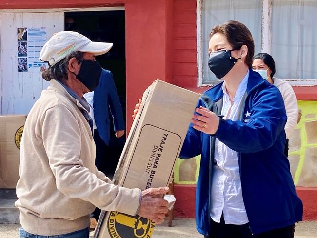 Mariscadores de la comuna de Ovalle reciben implementos para trabajar más seguros